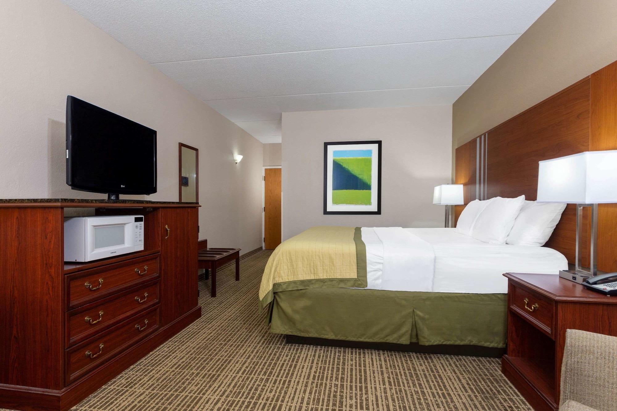 Baymont By Wyndham Elkhart Hotel Exterior photo