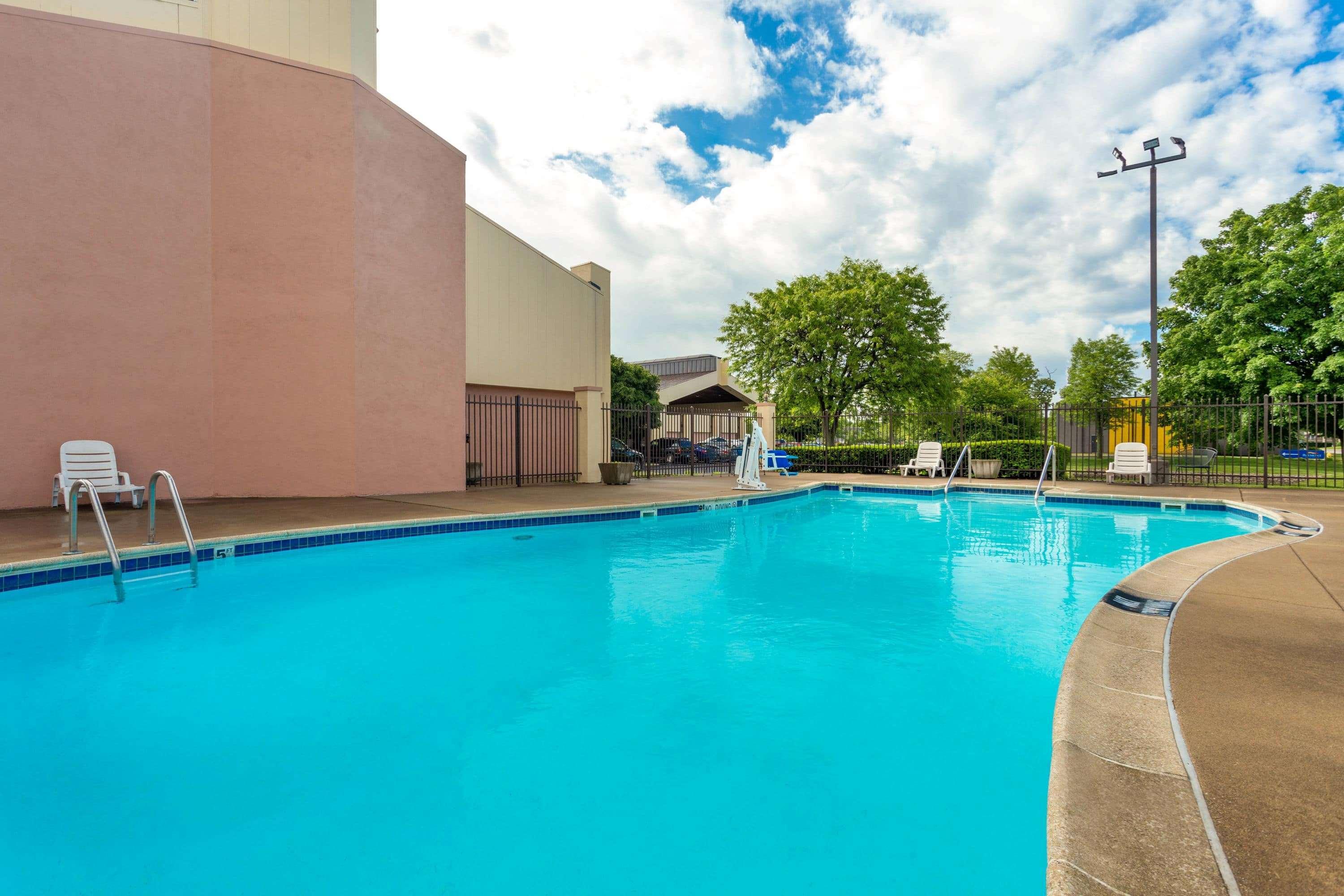 Baymont By Wyndham Elkhart Hotel Exterior photo